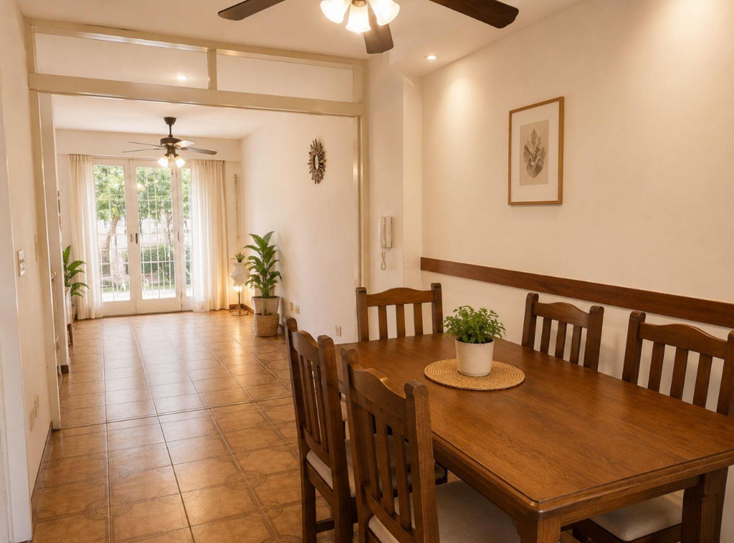 CASA EN VENTA DE TRES DORMITORIOS - LA PLATA