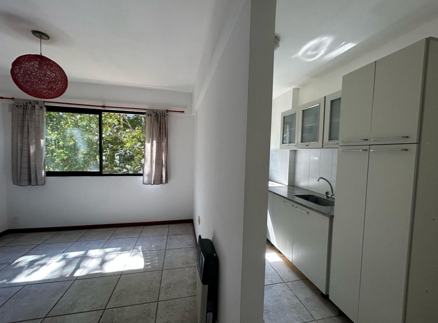 DEPARTAMENTO CENTRICO CON COCHERA EN ALQUILER