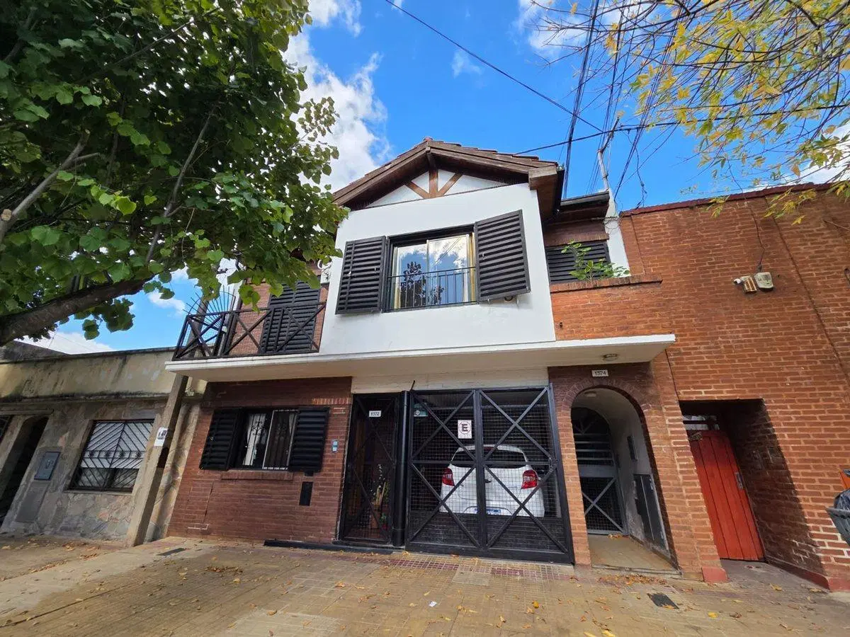 CASA DE 3 DORMITORIOS CON PATIO Y COCHERA 2