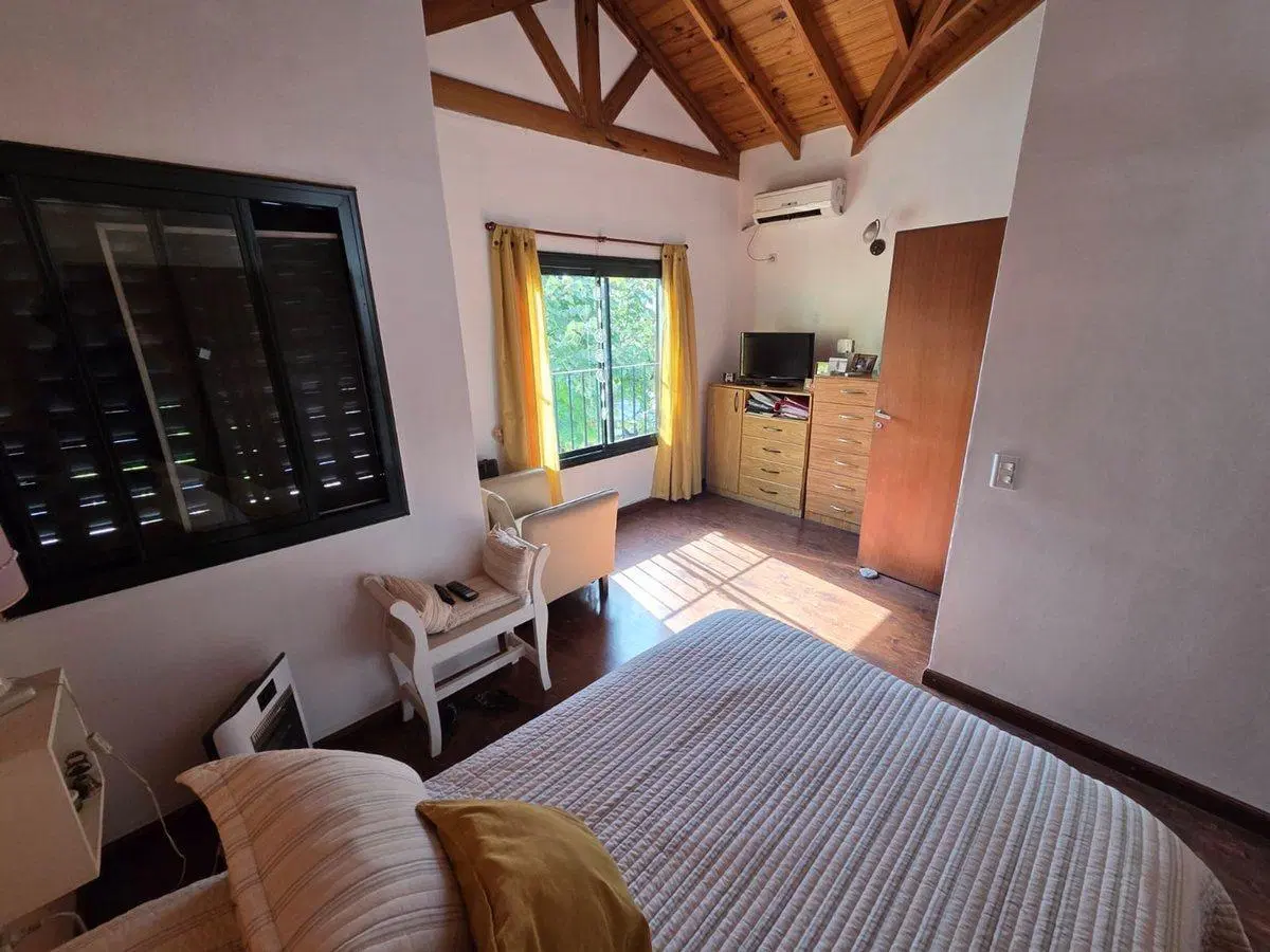 CASA DE 3 DORMITORIOS CON PATIO Y COCHERA 8