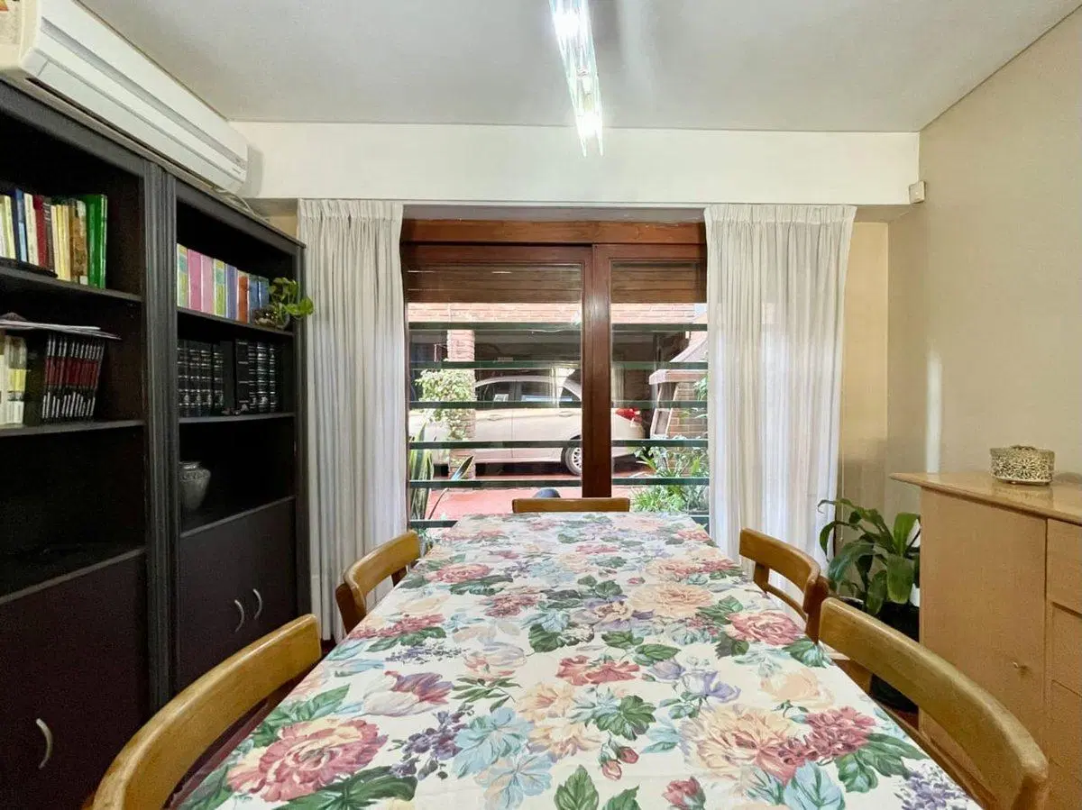 CASA DE 3 DORMITORIOS, COCHERAS Y PATIO EN VENTA 5