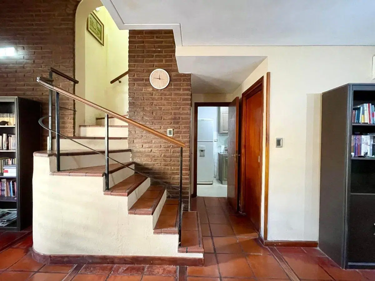 CASA DE 3 DORMITORIOS, COCHERAS Y PATIO EN VENTA 2