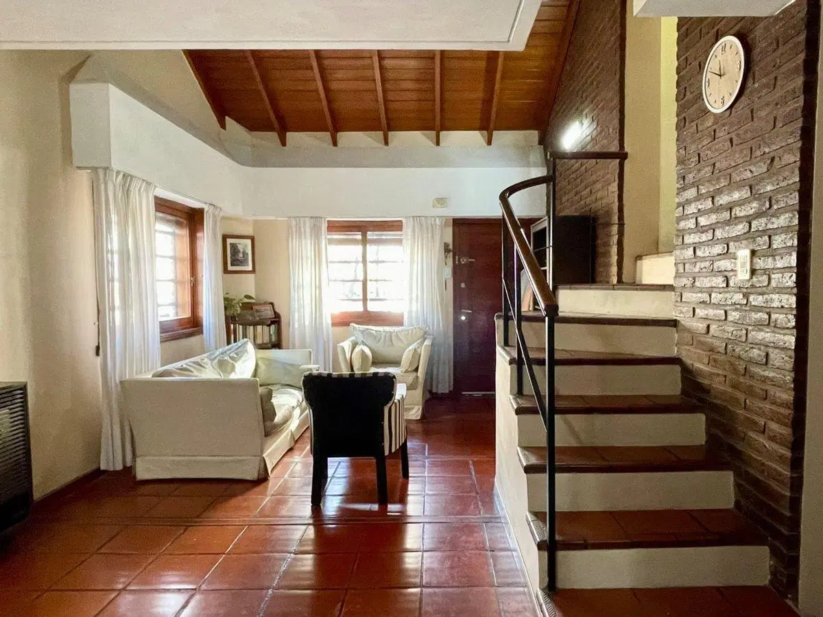 CASA DE 3 DORMITORIOS, COCHERAS Y PATIO EN VENTA 4