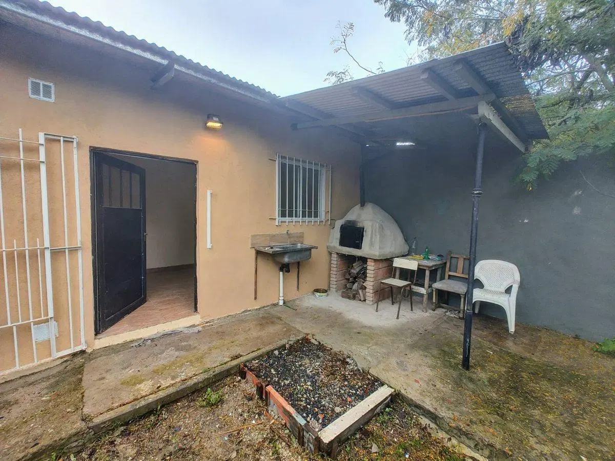 Casa un ambiente sobre lote de 10 x 30 2