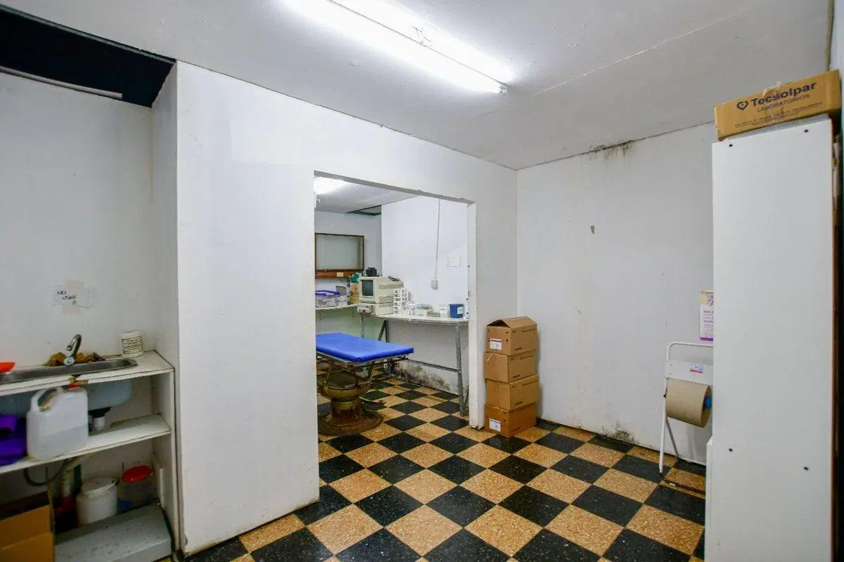 Local comercial sobre Av. Montevideo 95m2 4