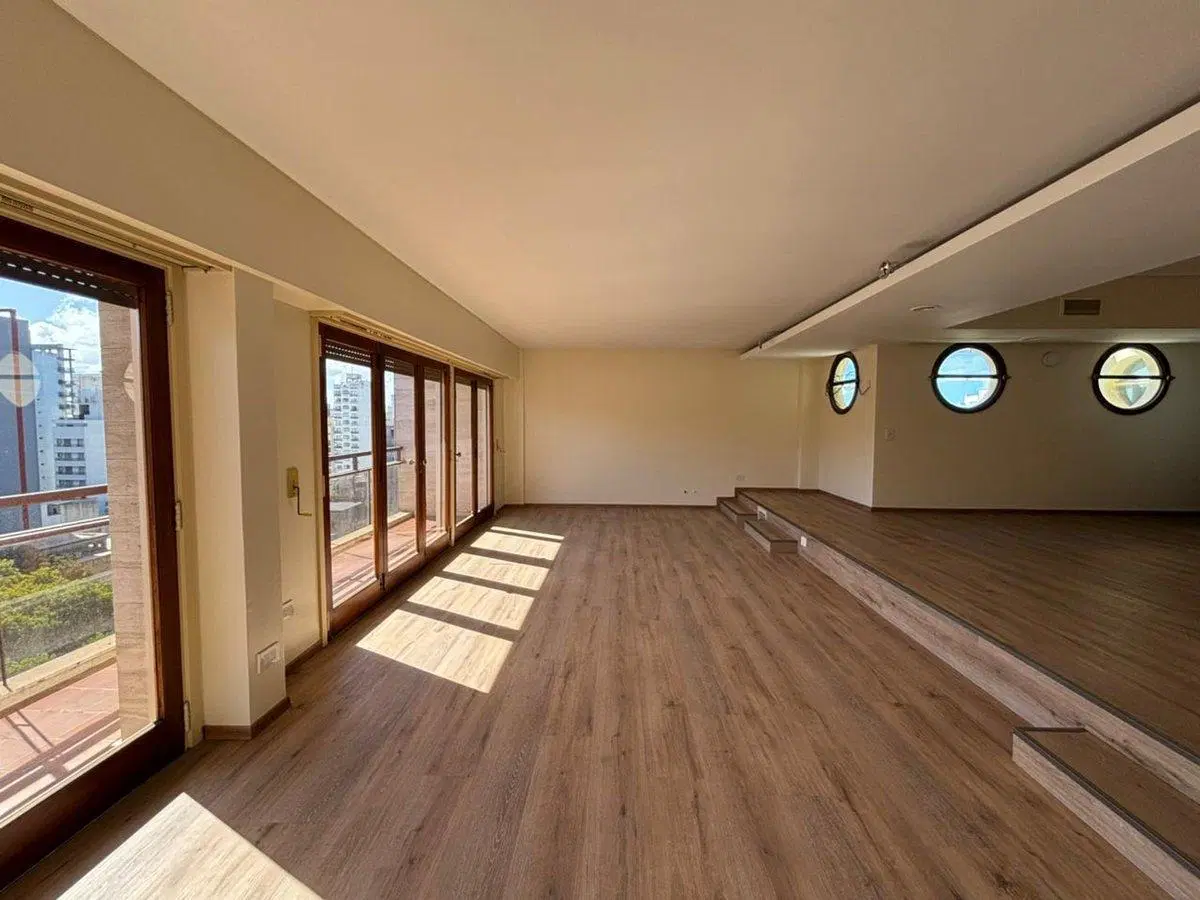 Venta de piso de 3 dormitorios en La Plata 2
