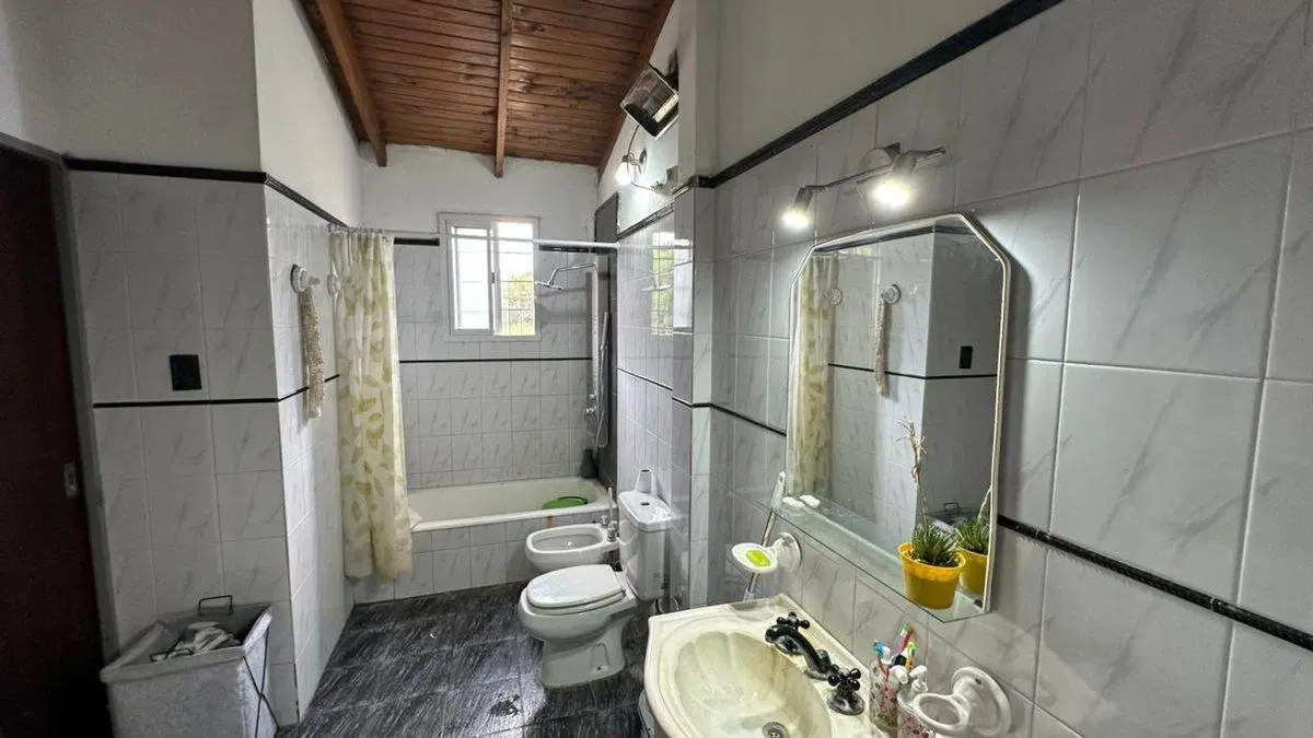 CASA EN VENTA 2 DORMITORIOS COCHERA PATIO PILETA 4