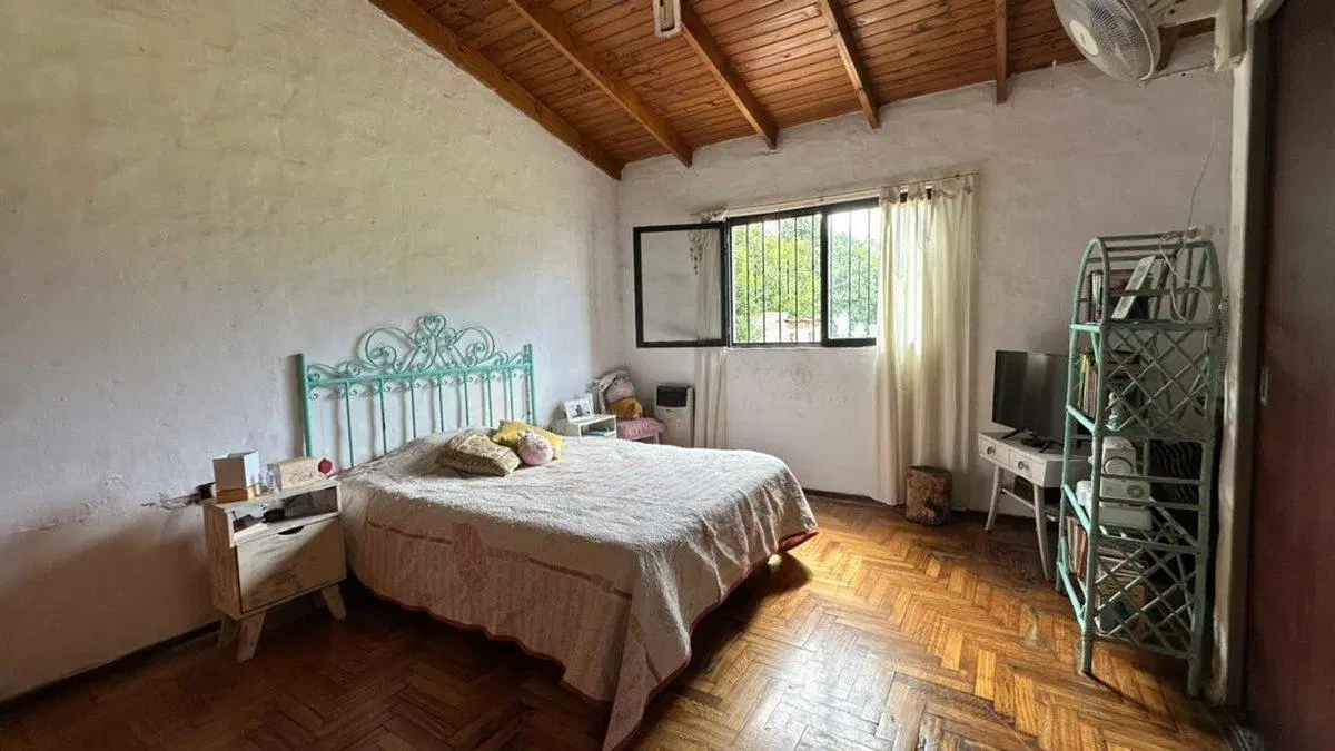 CASA EN VENTA 2 DORMITORIOS COCHERA PATIO PILETA 5