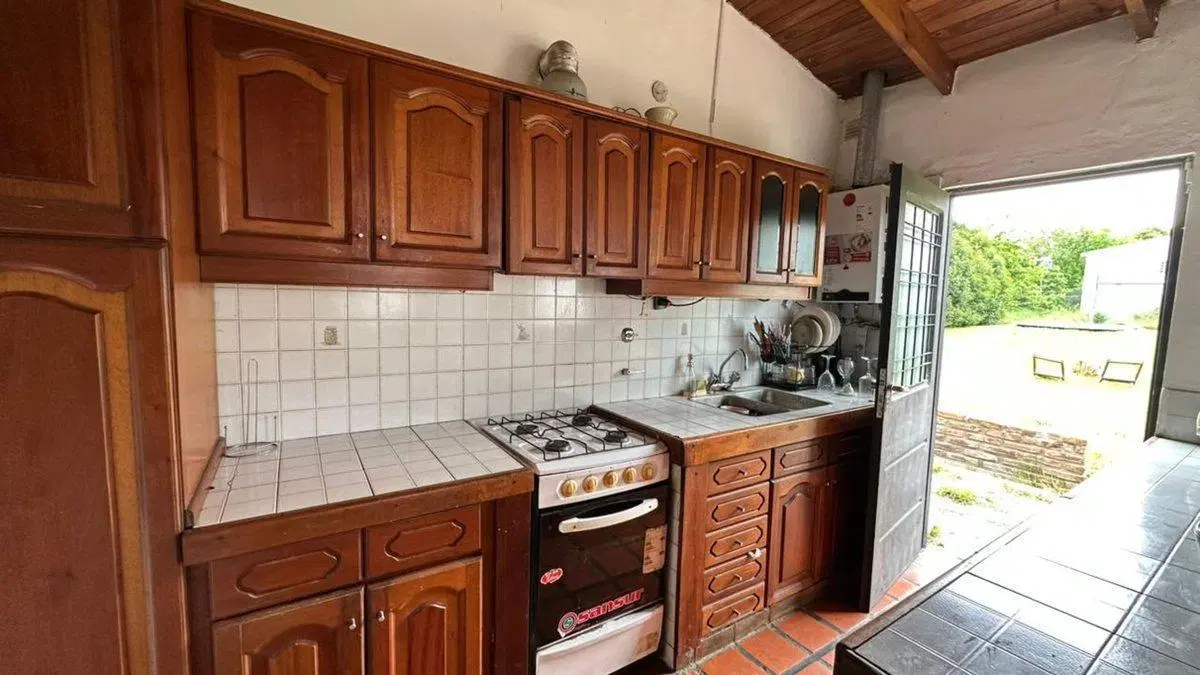 CASA EN VENTA 2 DORMITORIOS COCHERA PATIO PILETA 8