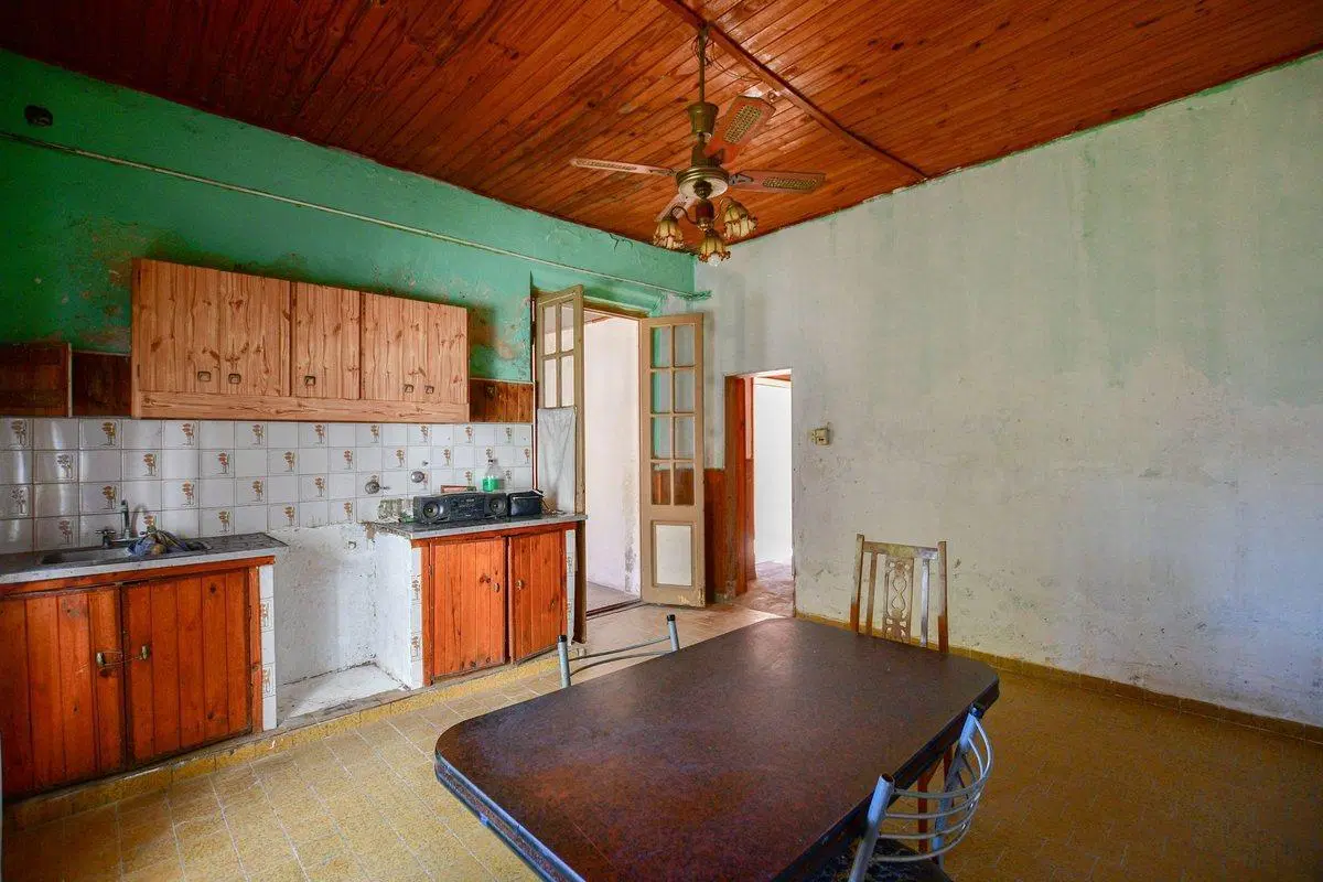 CASA EN VENTA,A REFACCIONAR,LA PLATA 8