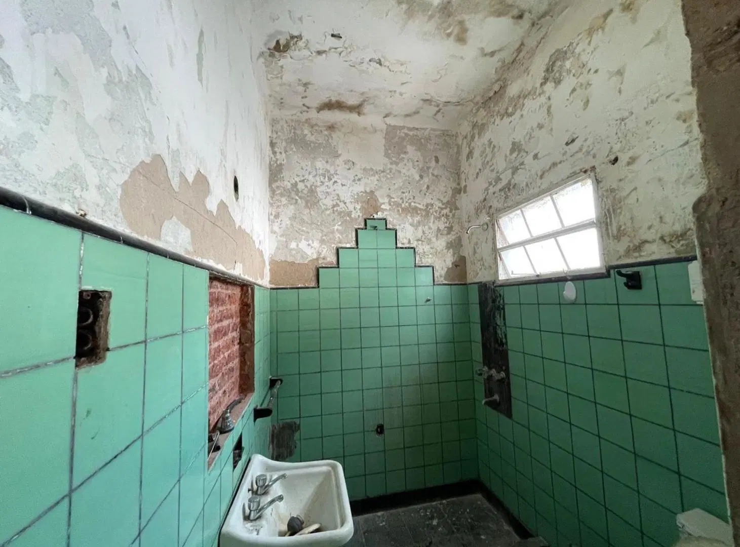 CASA EN VENTA A REFACCIONAR 1  DORM PATIO LA PLATA 8