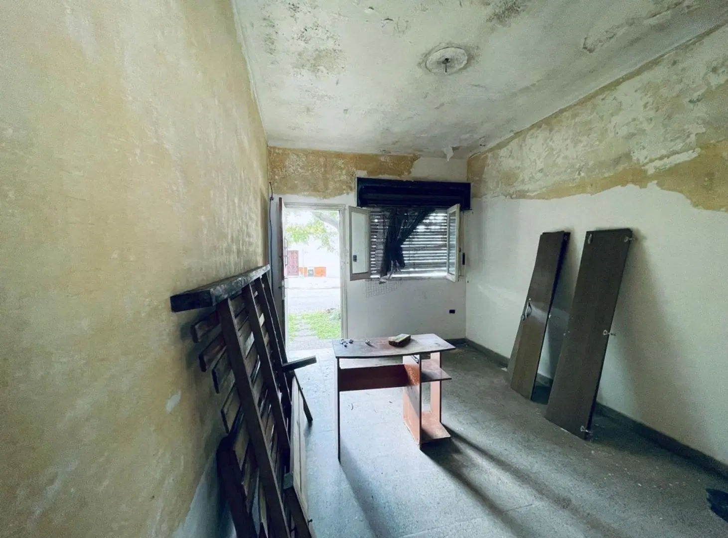CASA EN VENTA A REFACCIONAR 1  DORM PATIO LA PLATA 3