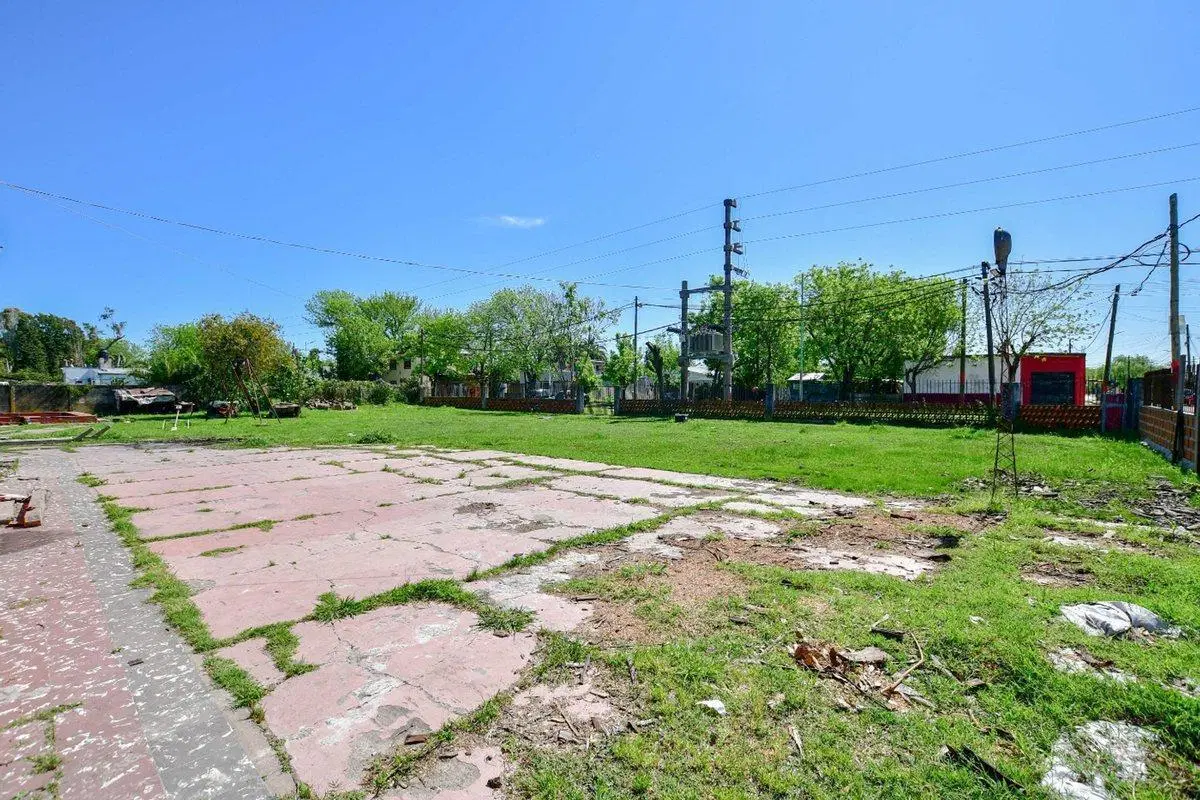Casa a remodelar c/ pileta lote esquina de 1.395m2 8