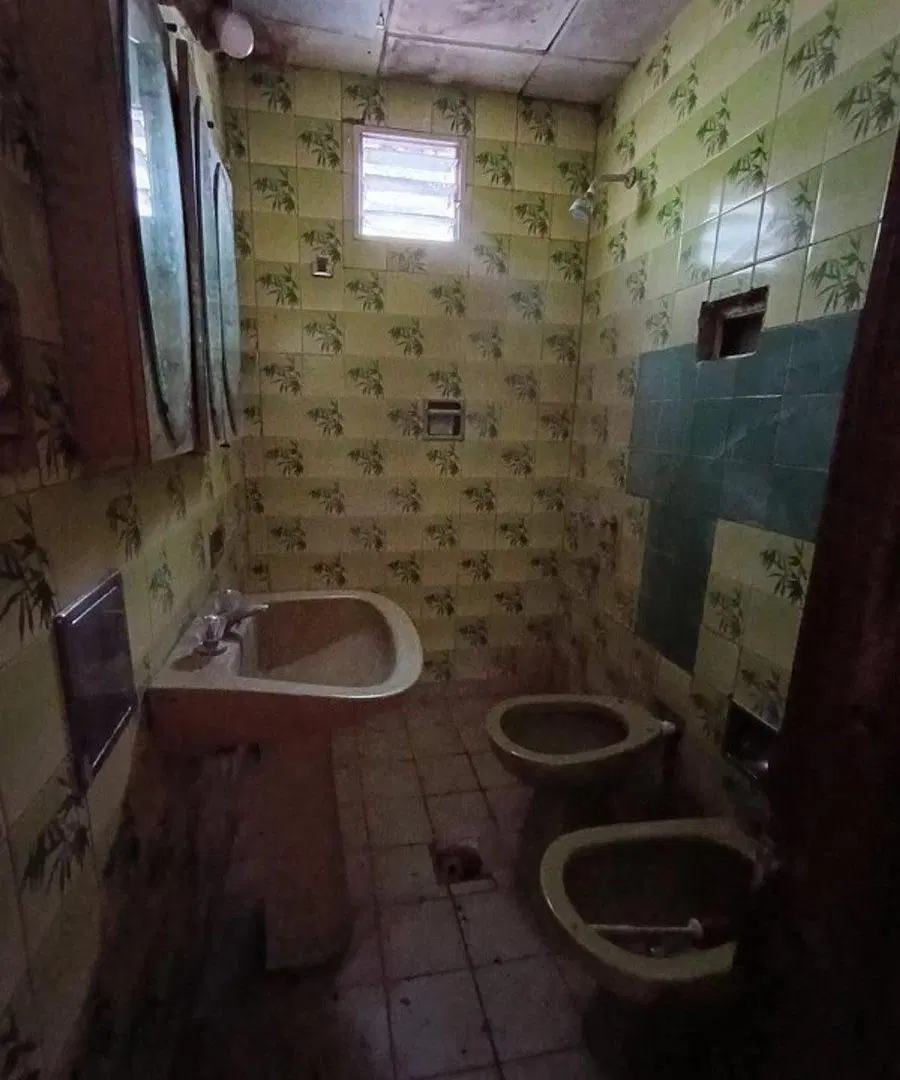 Venta CASA A REFACCIONAR_ Los Hornos 4