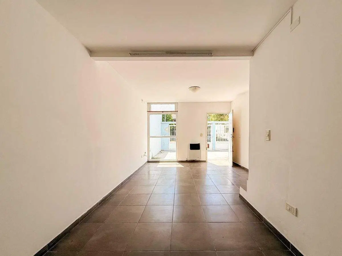 Duplex de 2 dormitorios con espacio verde y coch. 4