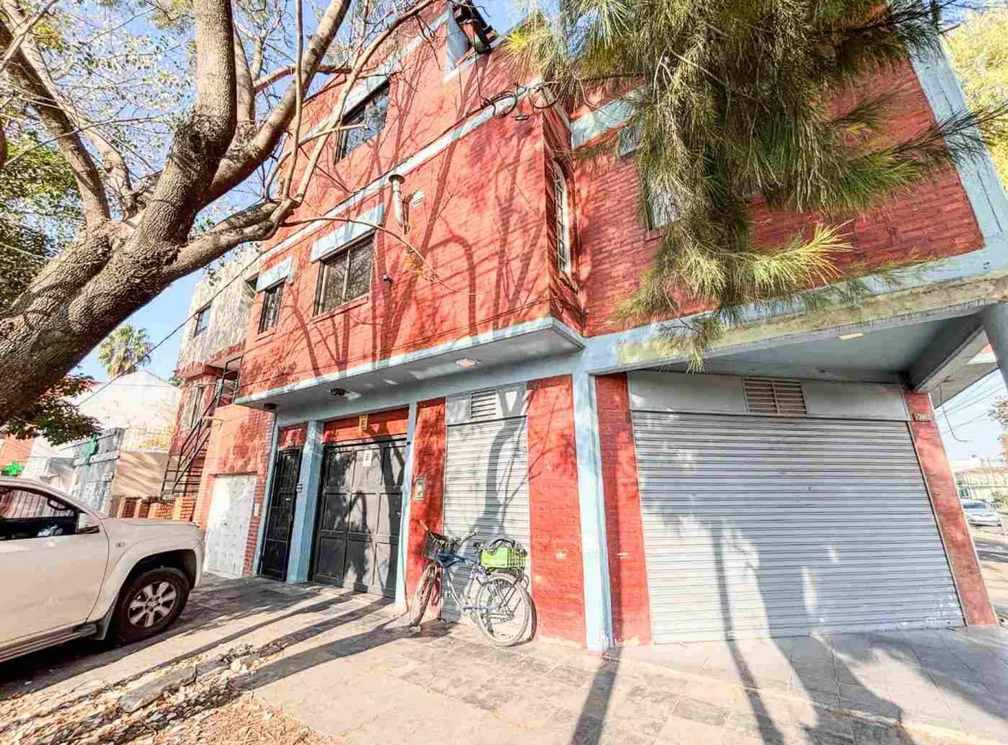 CASA CON LOCAL EN VENTA - LA PLATA 4