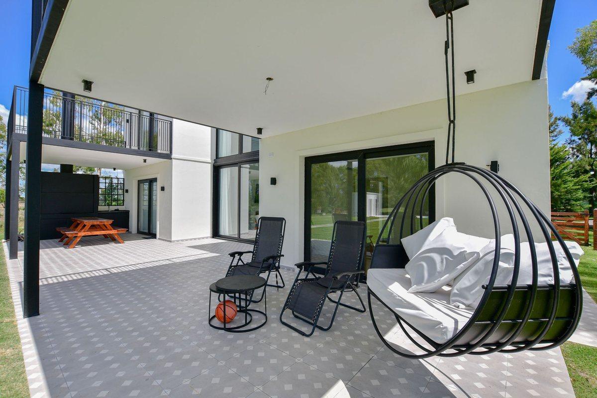 Foto de Casa en venta Miralagos 5 dormitorios APTA BANCO, imagen 1