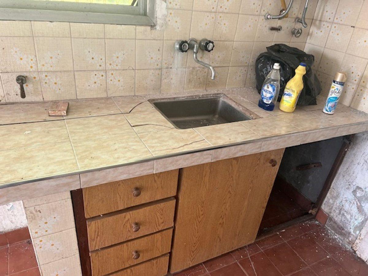 Foto de Casa a refaccionar, lote esquina, gas nat.y electr, imagen 5