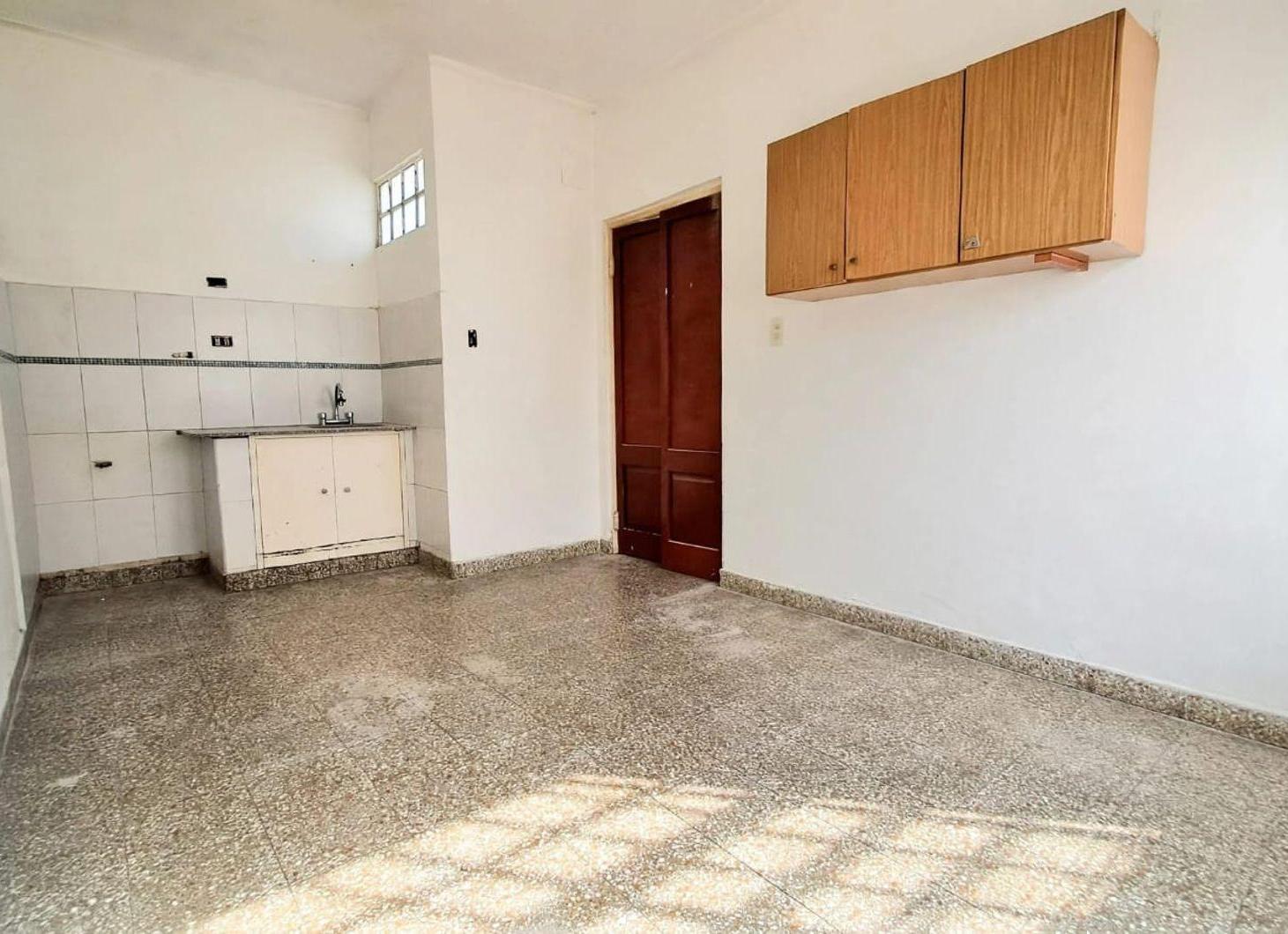 Foto de VENTA PH A REFACCIONAR c/PATIO y PARQUE - LA PLATA, imagen 3