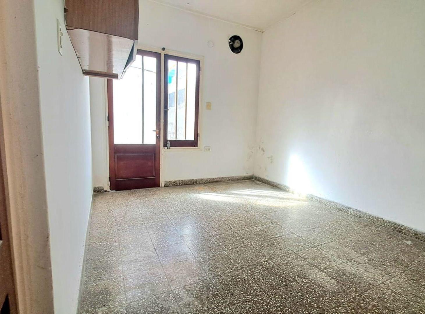 Foto de VENTA PH A REFACCIONAR c/PATIO y PARQUE - LA PLATA, imagen 2