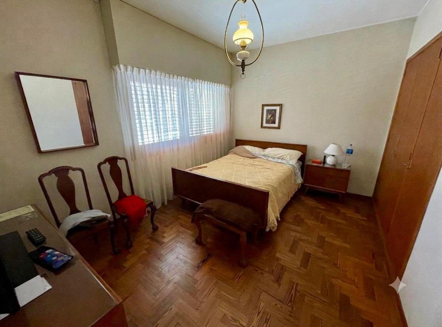 Foto de CASA EN VENTA DE 3 DORMITORIOS Y PARQUE - LA PLATA, imagen 2