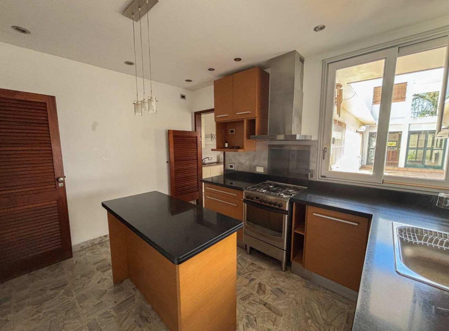 Foto de CASA DE 4 DORMITORIOS + COCHERA EN VENTA LA PLATA, imagen 3