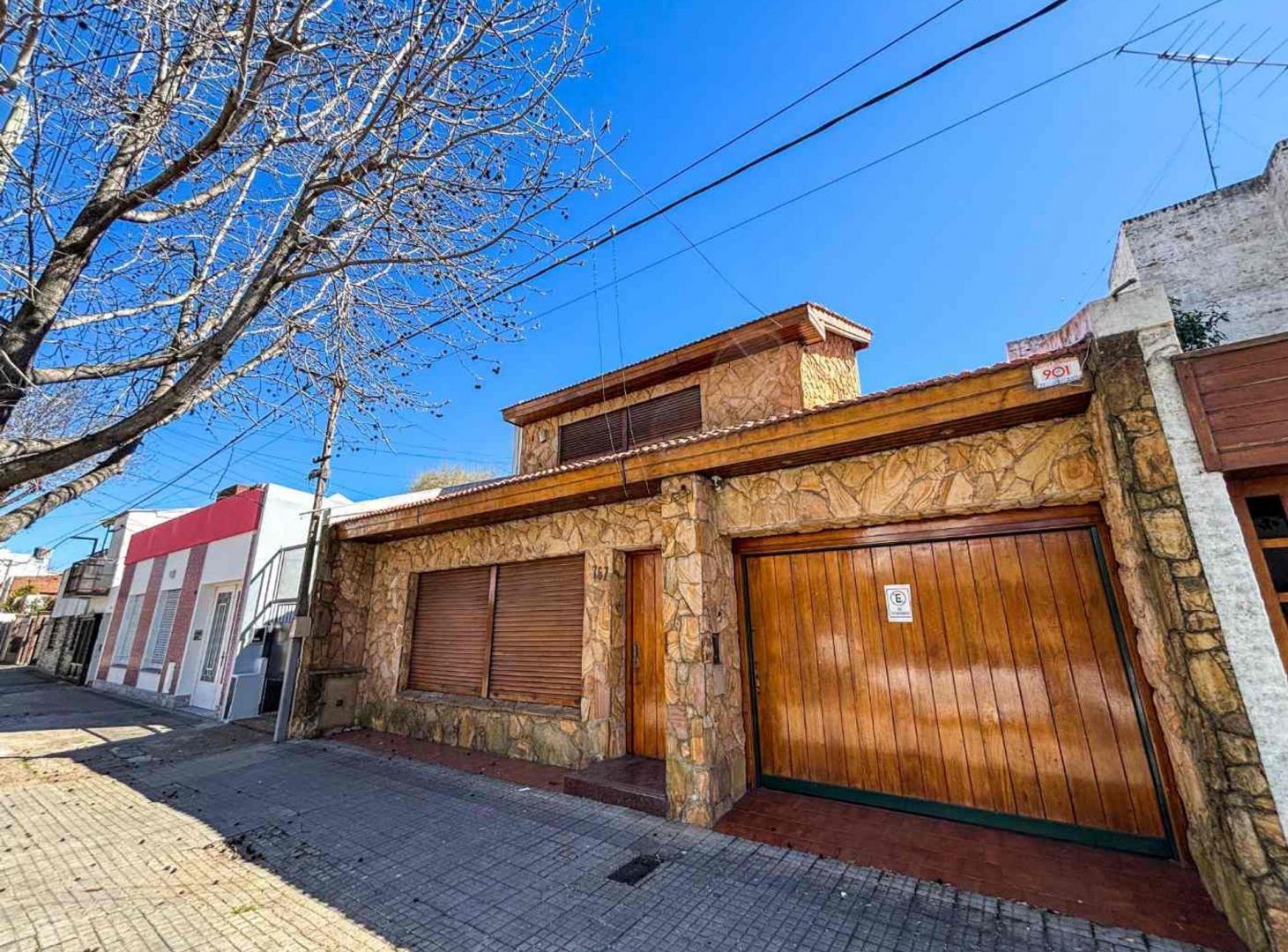 Foto de CASA DE 4 DORMITORIOS + COCHERA EN VENTA LA PLATA, imagen 2