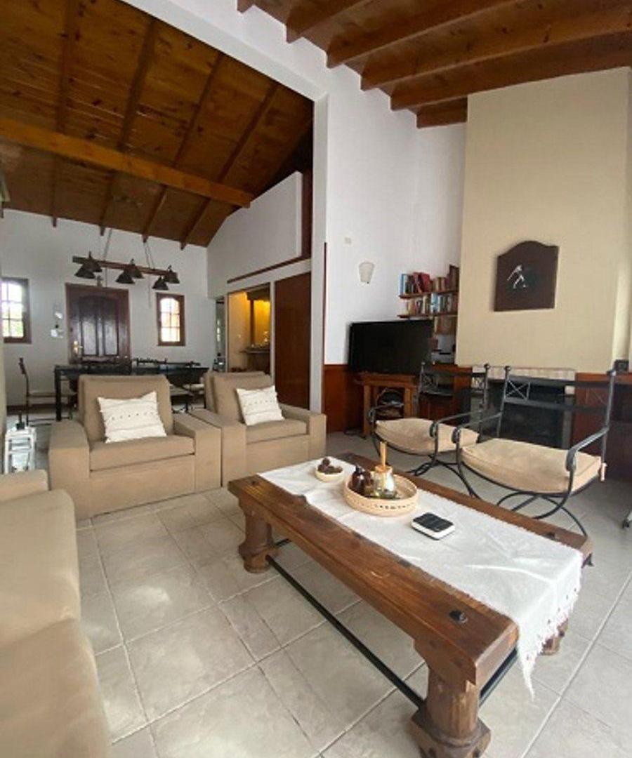 Foto de Venta Casa 3 Dormitorios. Parque - Pileta. Cochera, imagen 4