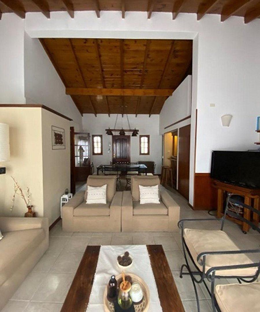 Foto de Venta Casa 3 Dormitorios. Parque - Pileta. Cochera, imagen 2