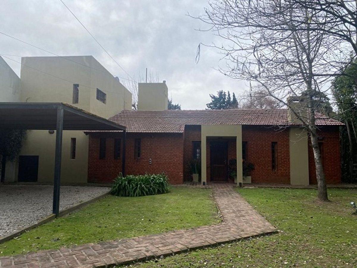 Foto de Venta Casa 3 Dormitorios. Parque - Pileta. Cochera, imagen 5