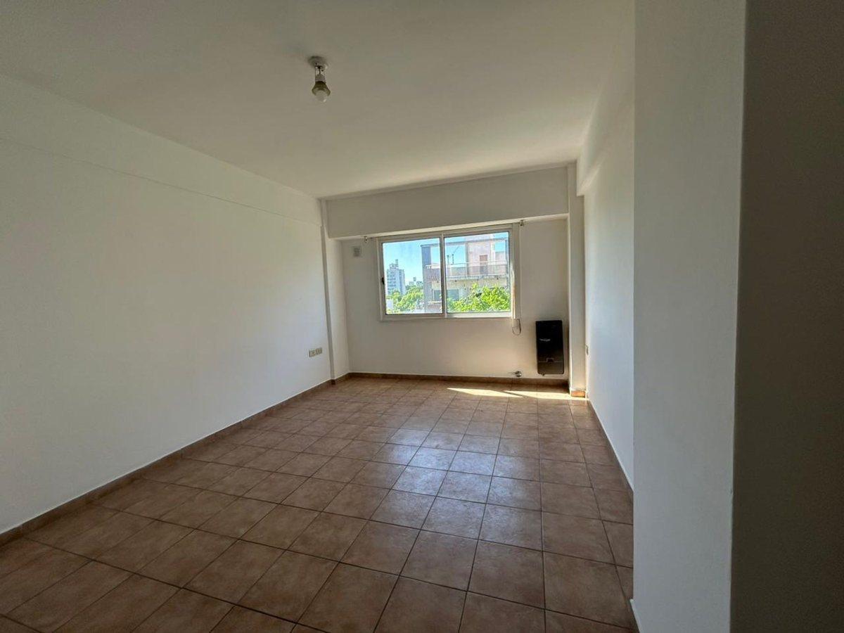 Foto de DPTO EN VENTA 2 DORM CON COCHERA - LA PLATA, imagen 5