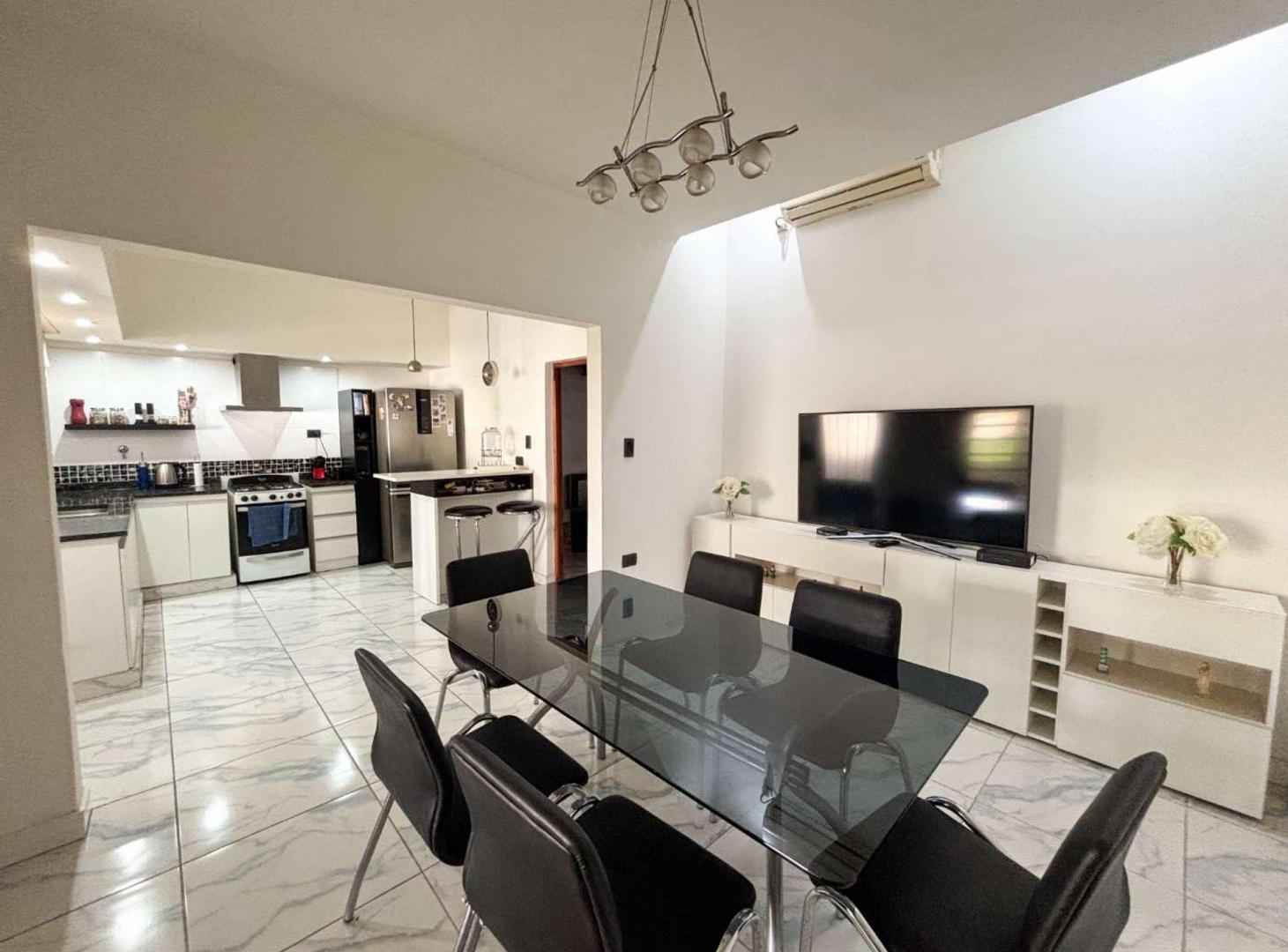 Foto de CASA EN VENTA, TRES DORM, COCHERA, PARQUE, PILETA., imagen 1