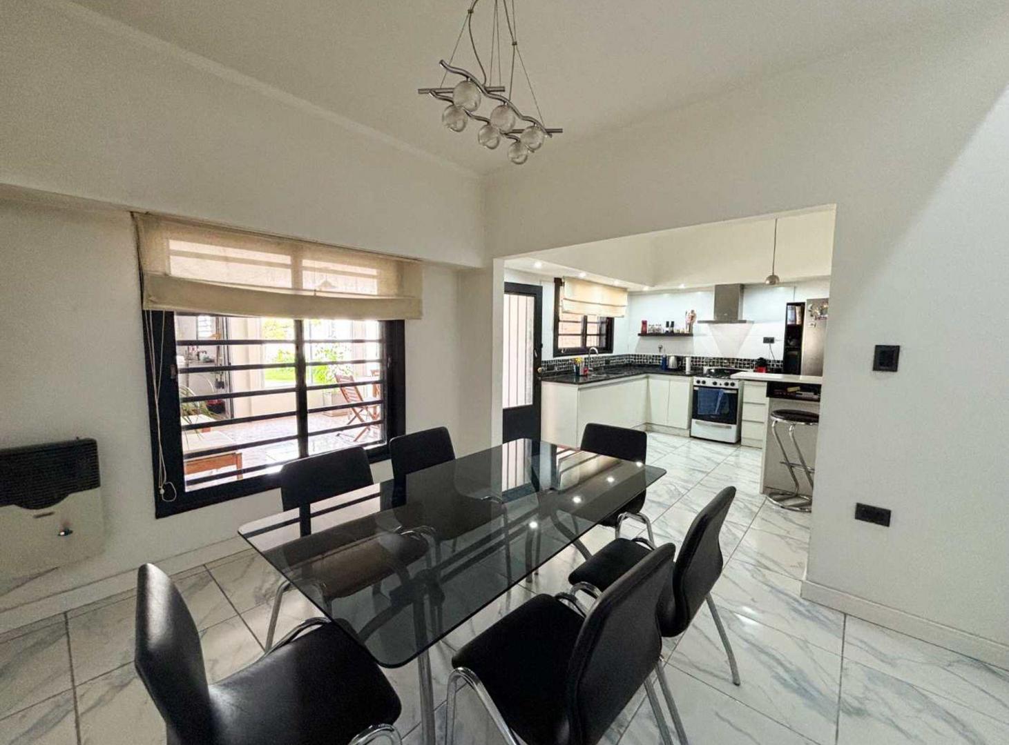 Foto de CASA EN VENTA, TRES DORM, COCHERA, PARQUE, PILETA., imagen 3