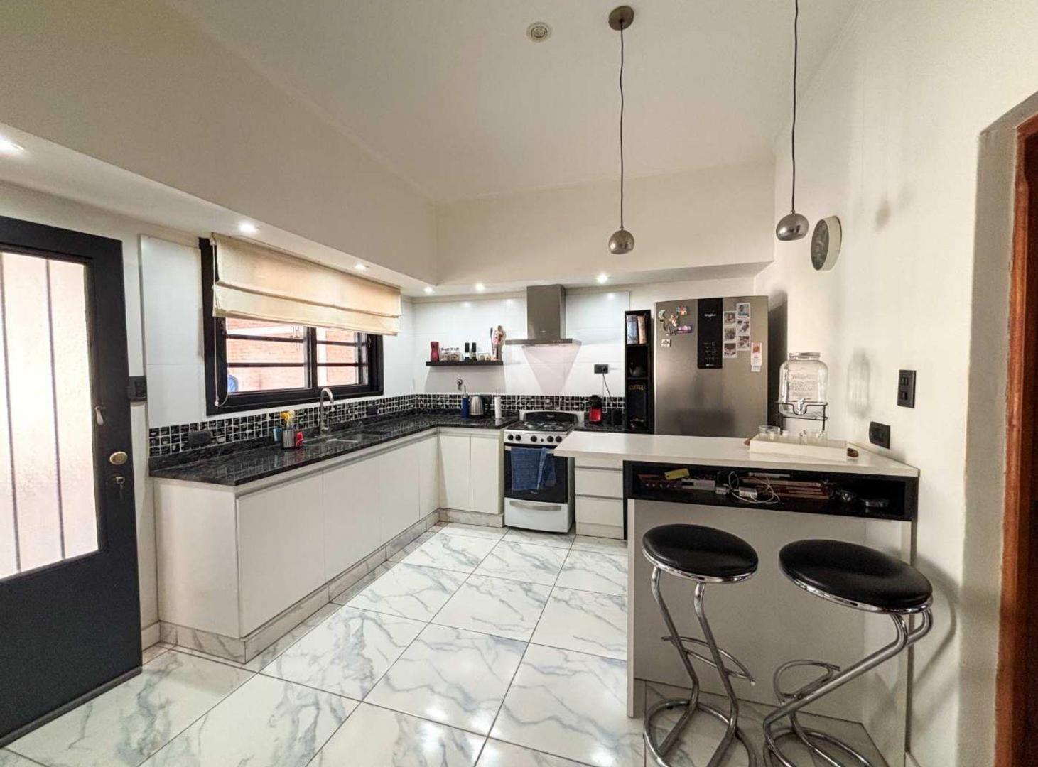 Foto de CASA EN VENTA, TRES DORM, COCHERA, PARQUE, PILETA., imagen 4
