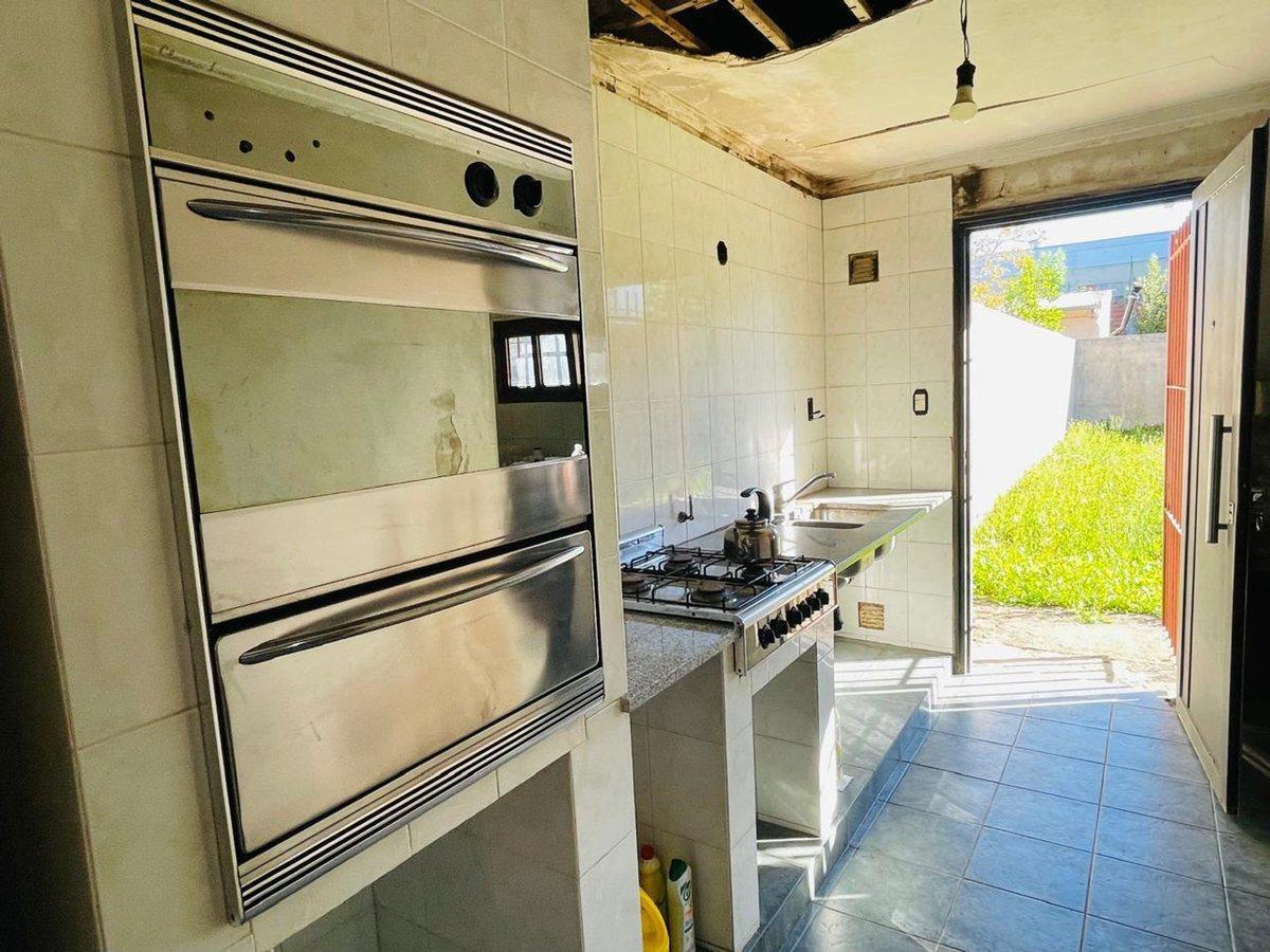Foto de CASA EN VENTA A REFACCIONAR 3 DORMS. Y PARQUE, imagen 1