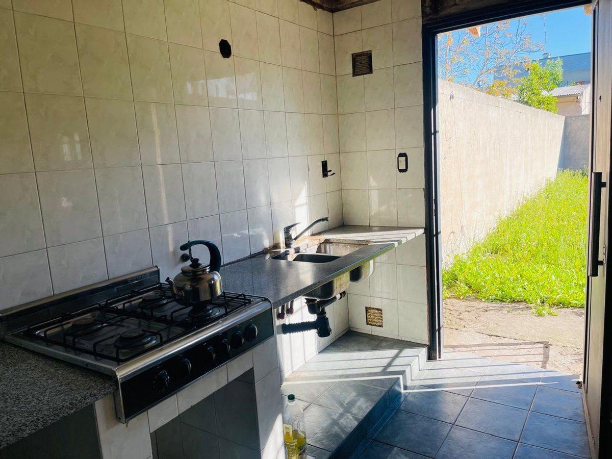 Foto de CASA EN VENTA A REFACCIONAR 3 DORMS. Y PARQUE, imagen 2
