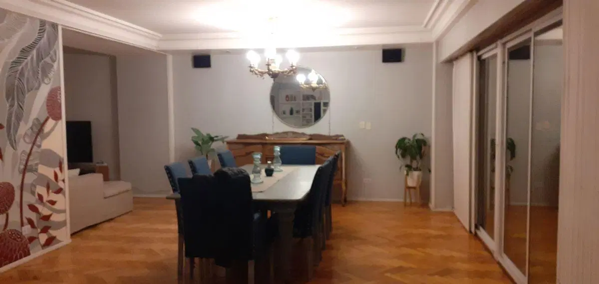 Excelente piso con super balcón terraza, LUMINOSO gran recepción ,cochera fija. 8
