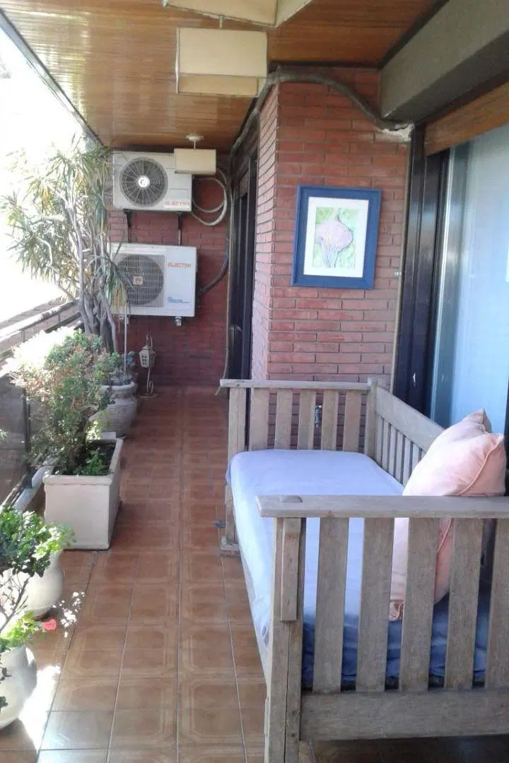Excelente piso con super balcón terraza, LUMINOSO gran recepción ,cochera fija. 4