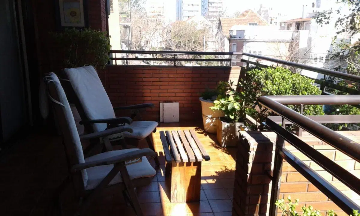 Excelente piso con super balcón terraza, LUMINOSO gran recepción ,cochera fija. 3