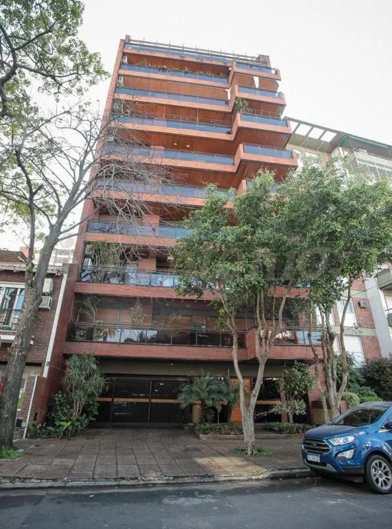 Excelente piso con super balcón terraza, LUMINOSO gran recepción ,cochera fija. 1