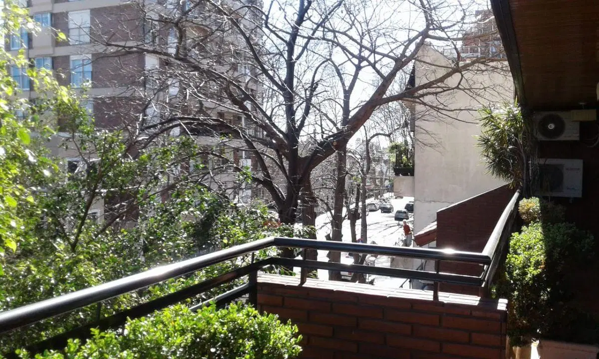 Excelente piso con super balcón terraza, LUMINOSO gran recepción ,cochera fija. 5