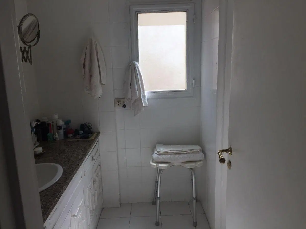 Excelente piso con super balcón terraza, LUMINOSO gran recepción ,cochera fija. 2