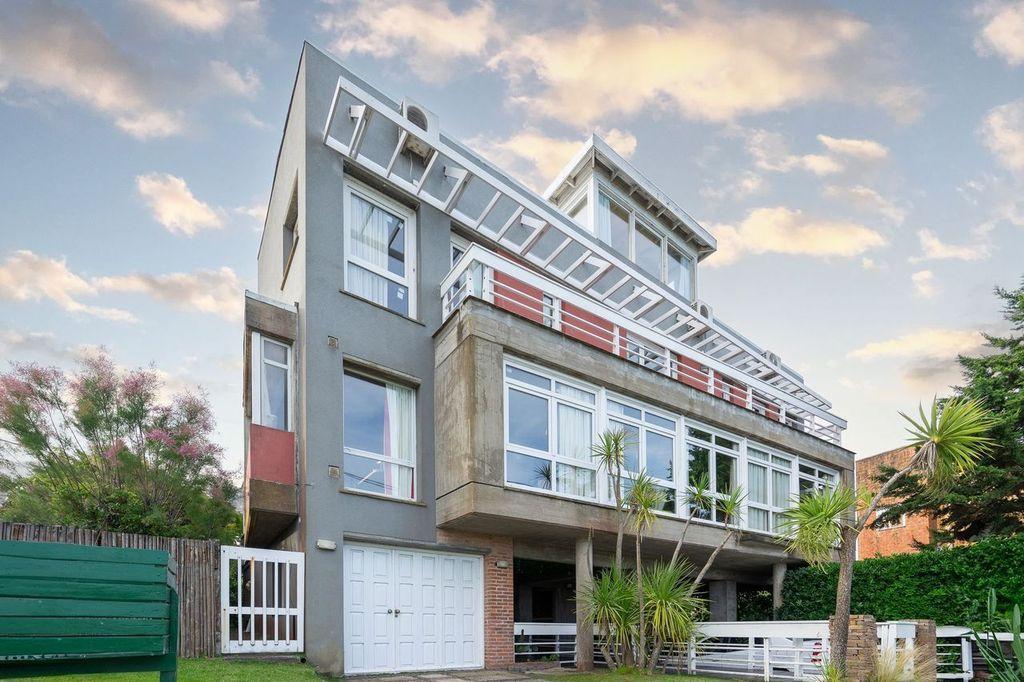 Casa en venta en Pinamar, con increíbles visuales, 4 dormitorios y pileta