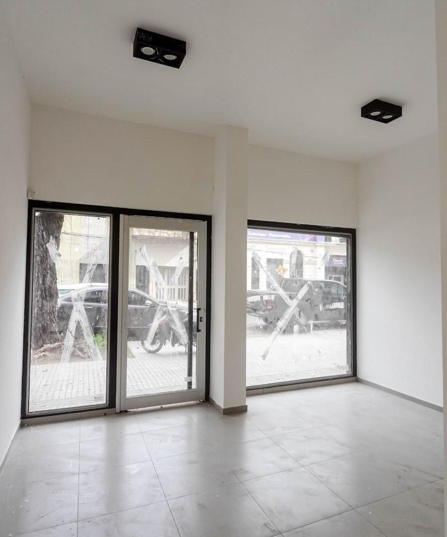 Foto de Local Comercial y Cocheras en Venta, Vera Mujica 800, Rosario, imagen 2