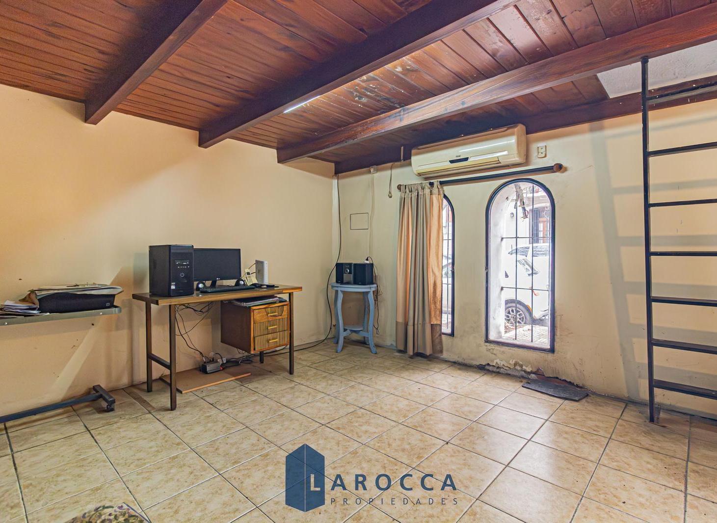 CASA - VENTA - COLEGIALES - 4 DORMITORIOS - TERRAZA - A REFACCIONAR