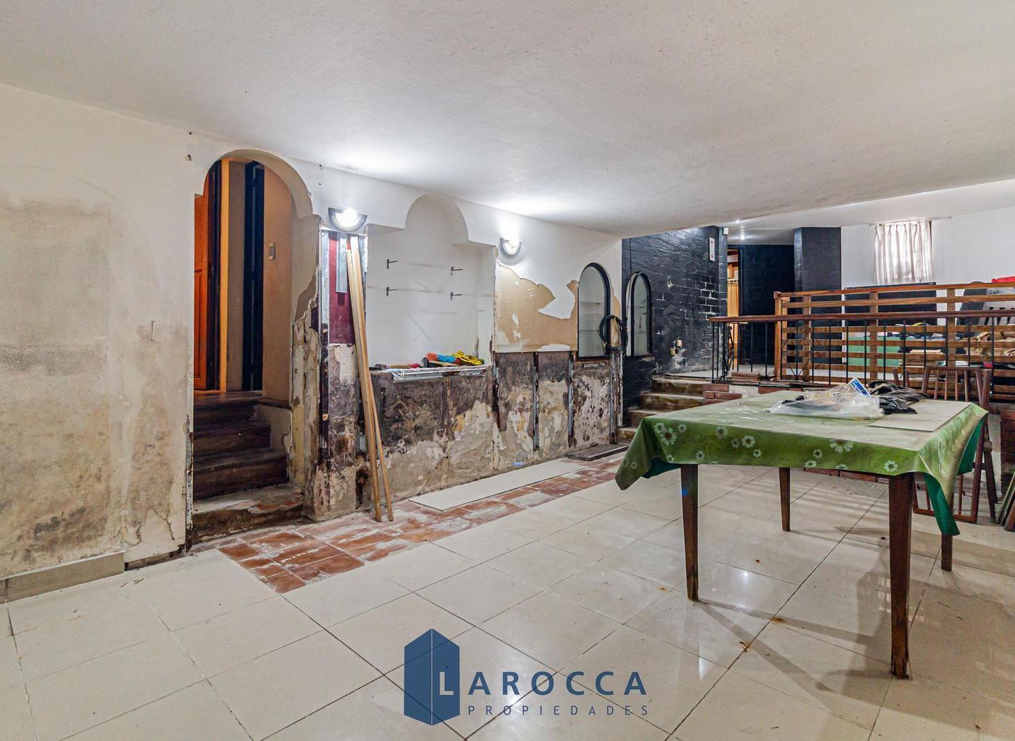 CASA - VENTA - COLEGIALES - 4 DORMITORIOS - TERRAZA - A REFACCIONAR
