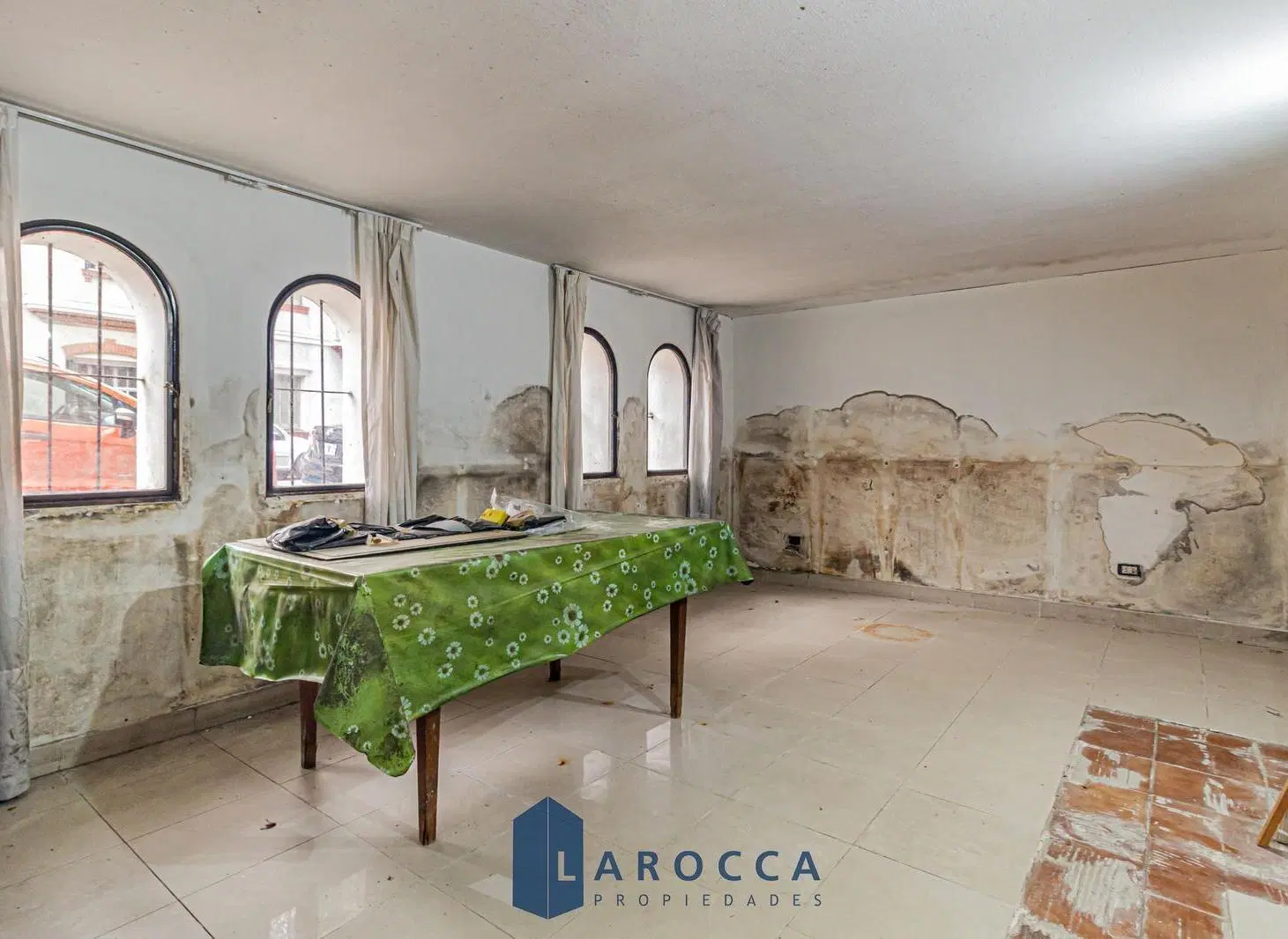 CASA - VENTA - COLEGIALES - 4 DORMITORIOS - TERRAZA - A REFACCIONAR 5