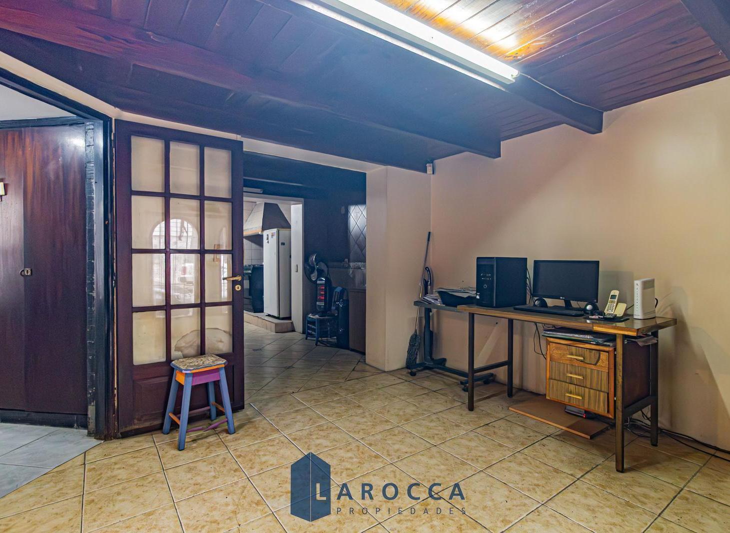 CASA - VENTA - COLEGIALES - 4 DORMITORIOS - TERRAZA - A REFACCIONAR