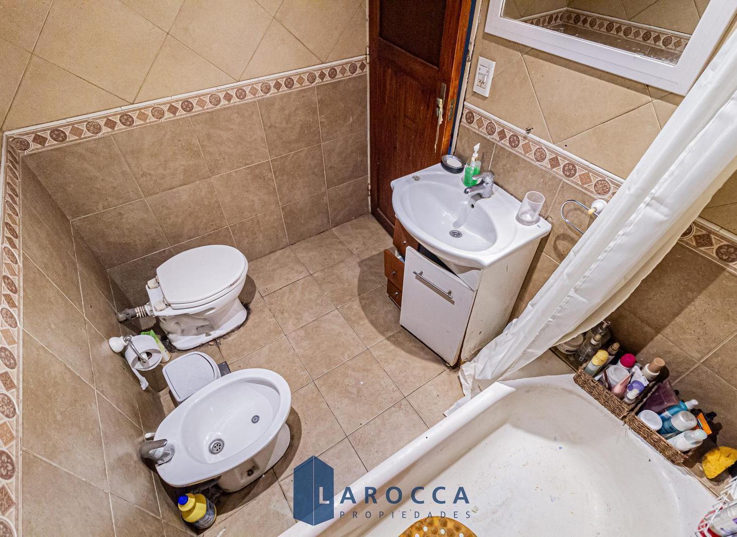 CASA - VENTA - COLEGIALES - 4 DORMITORIOS - TERRAZA - A REFACCIONAR