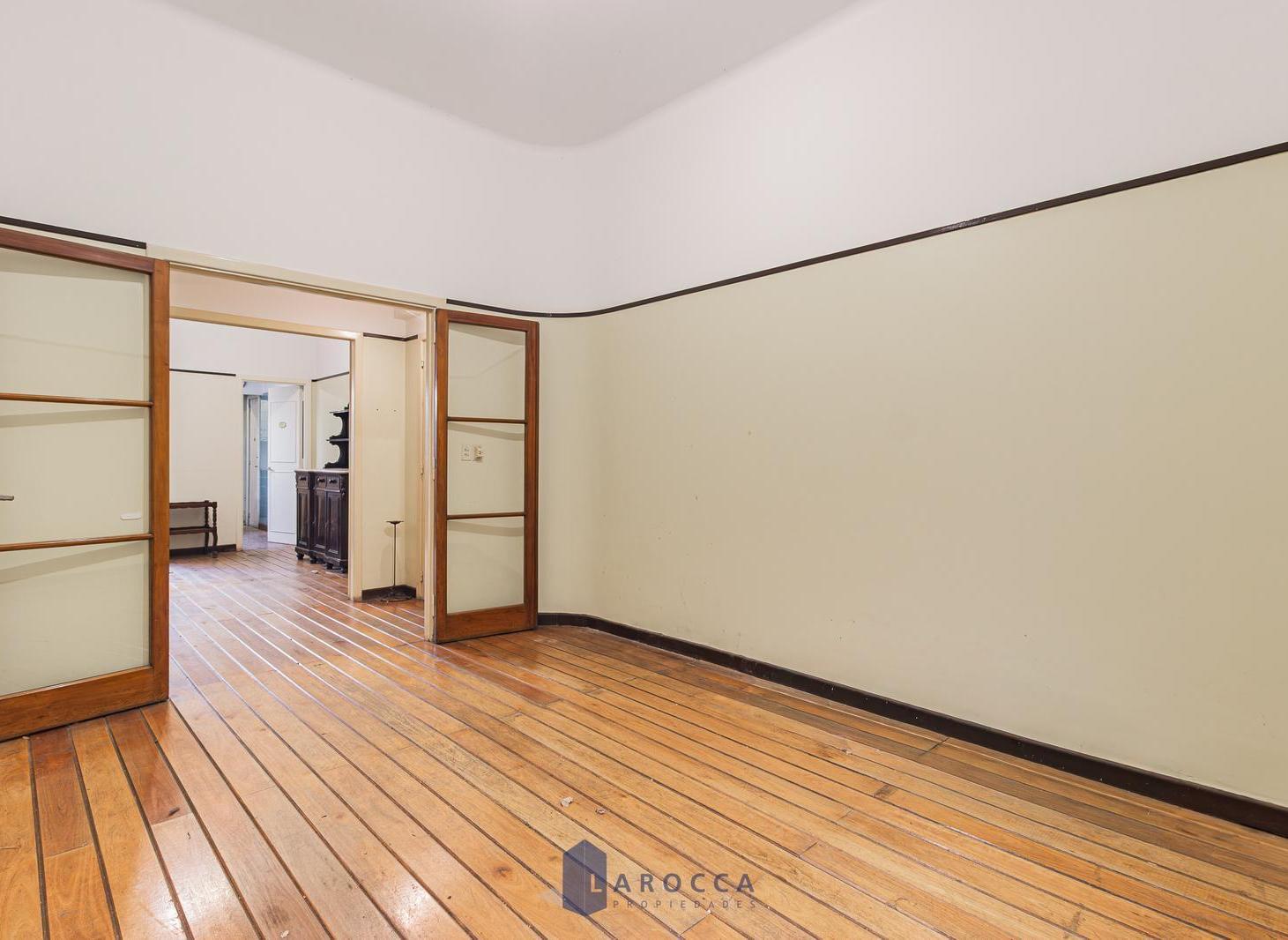 Foto de DEPARTAMENTO - VENTA - BALVANERA - 4 AMB C/DEPENDENCIA - 2 PATIOS, imagen 3